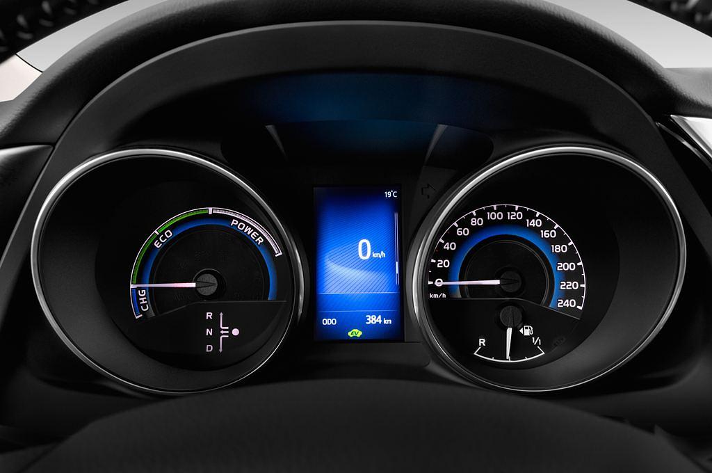 Toyota Auris Touring Sports (Baujahr 2015) Comfort 5 Türen Tacho und Fahrerinstrumente