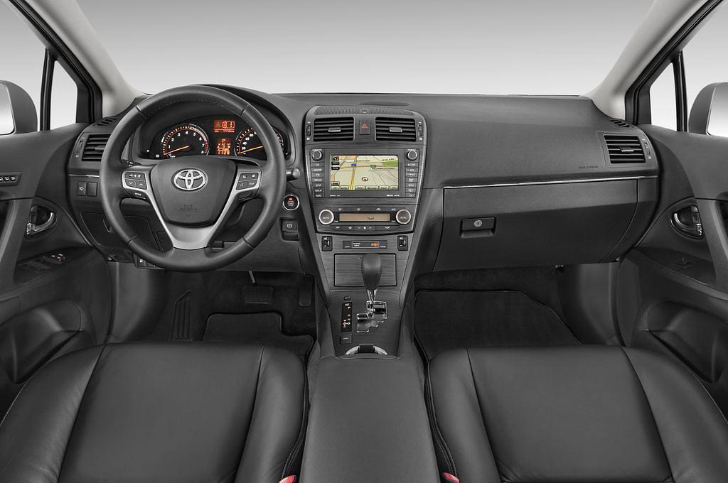 Toyota Avensis (Baujahr 2009) Executive 4 Türen Cockpit und Innenraum