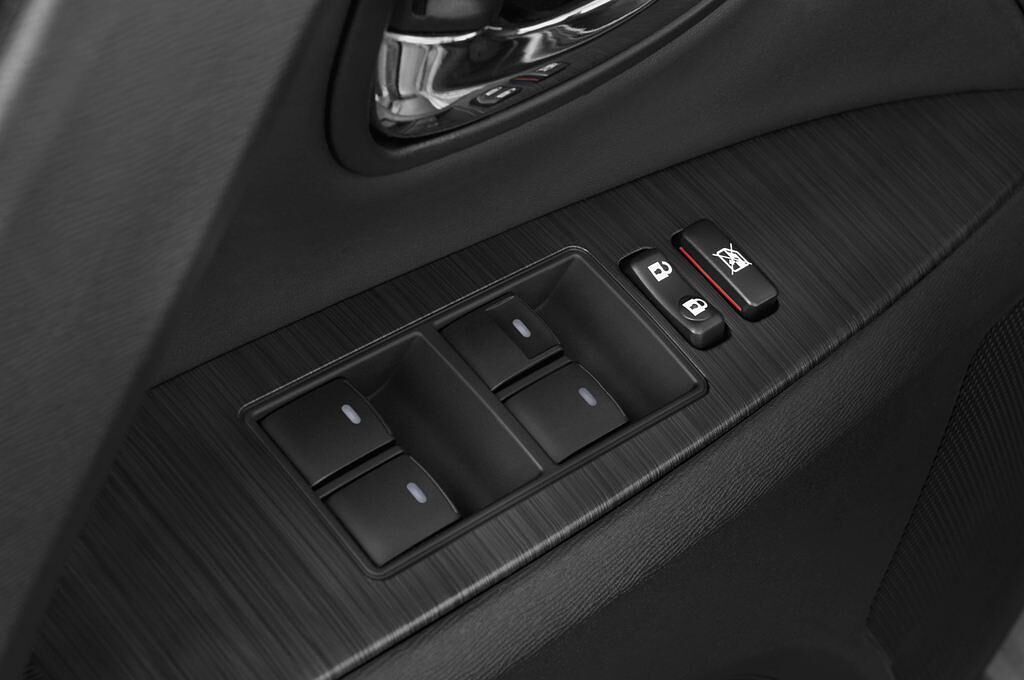 Toyota Avensis (Baujahr 2009) Executive 4 Türen Bedienungselemente Tür