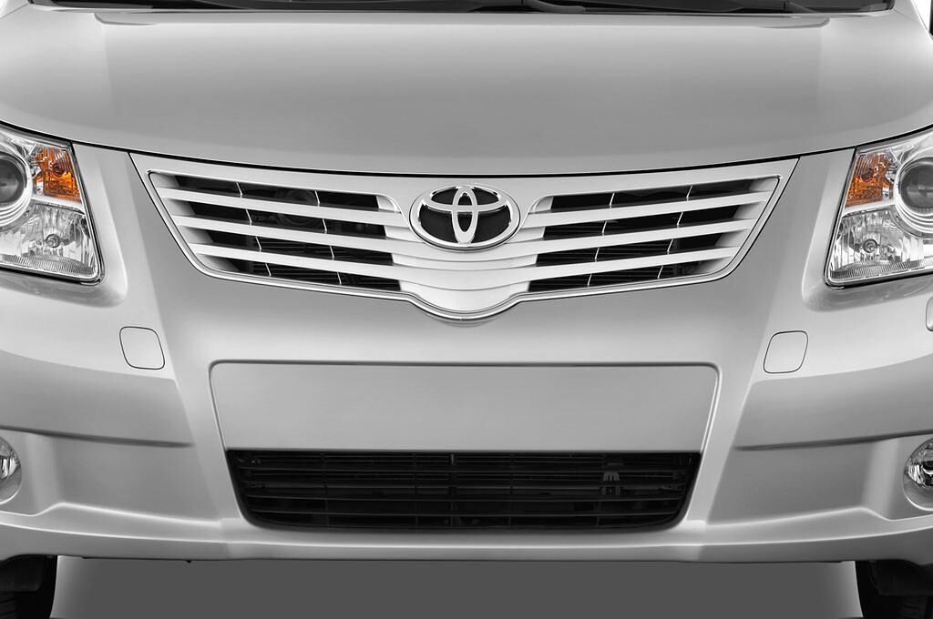 Toyota Avensis (Baujahr 2009) Executive 4 Türen Kühlergrill und Scheinwerfer