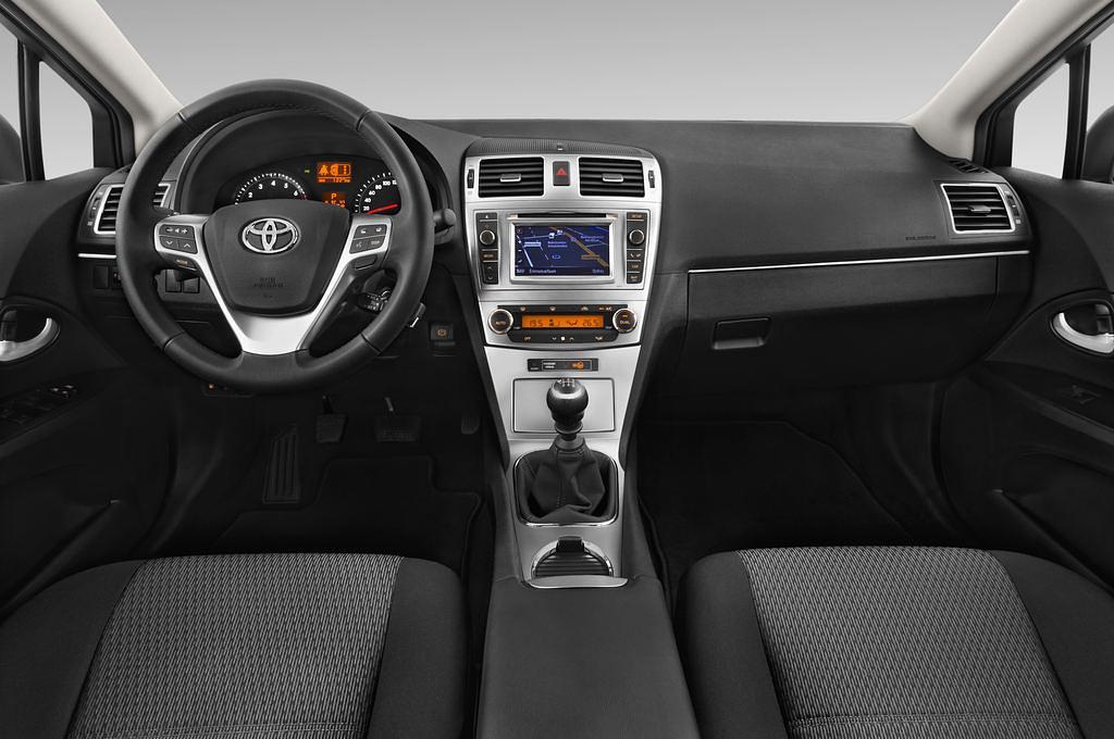 Toyota Avensis (Baujahr 2012) Life 4 Türen Cockpit und Innenraum