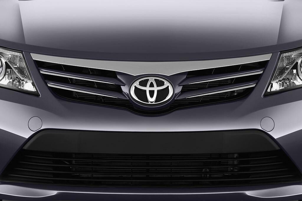 Toyota Avensis (Baujahr 2012) Life 4 Türen Kühlergrill und Scheinwerfer