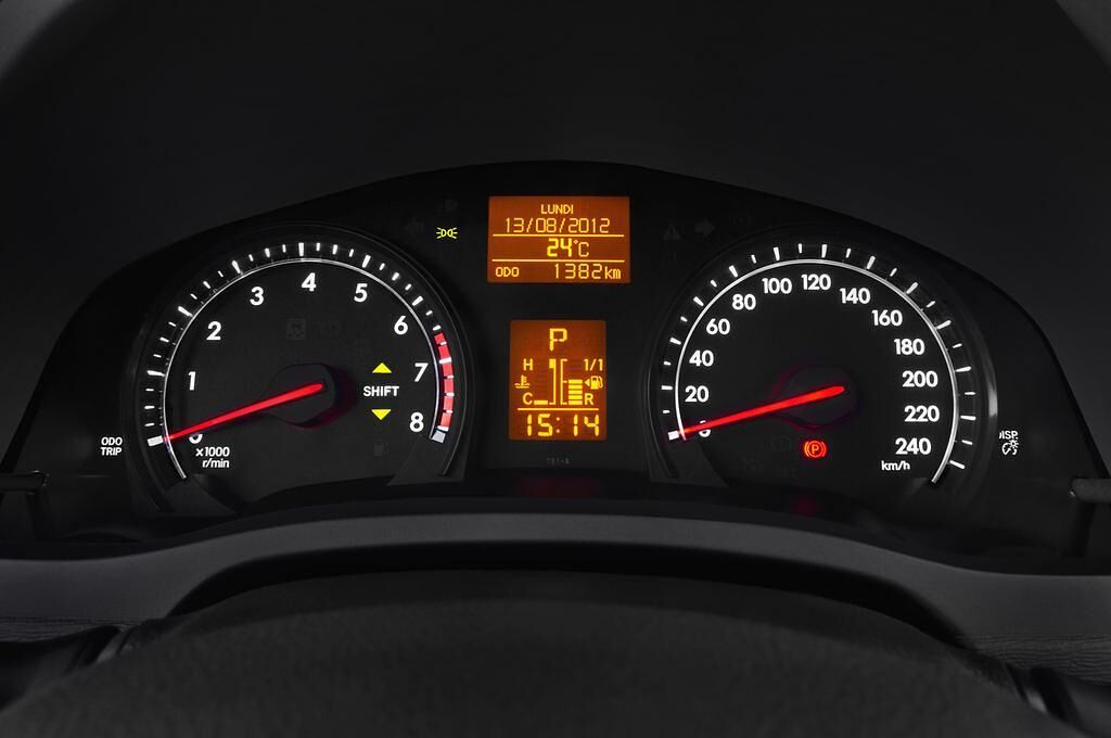 Toyota Avensis (Baujahr 2012) Life 4 Türen Tacho und Fahrerinstrumente