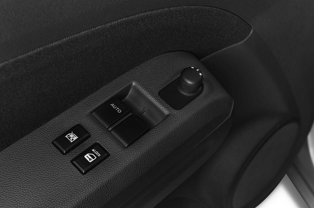 Suzuki Splash (Baujahr 2013) Club 5 Türen Bedienungselemente Tür