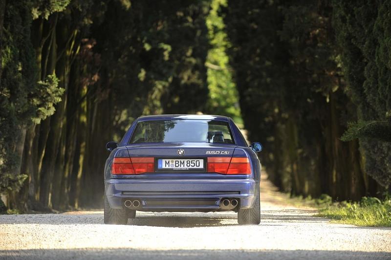 Das Heck des BMW 850 CSi ist knackig