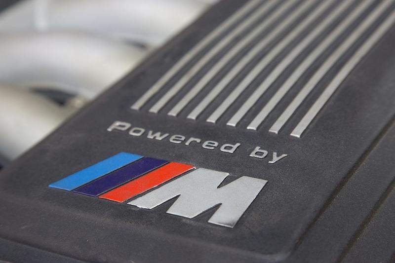 Die Insignien der Kraft: \"Powered by M\"