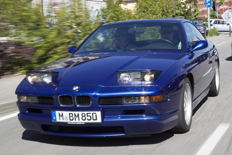 Die Spitzengschwinigkeit beträgt elektronischh abgeriegelte 250 km/h