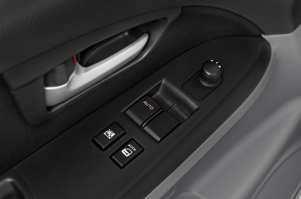 Suzuki SX4 Classic (Baujahr 2013) Club 5 Türen Bedienungselemente Tür