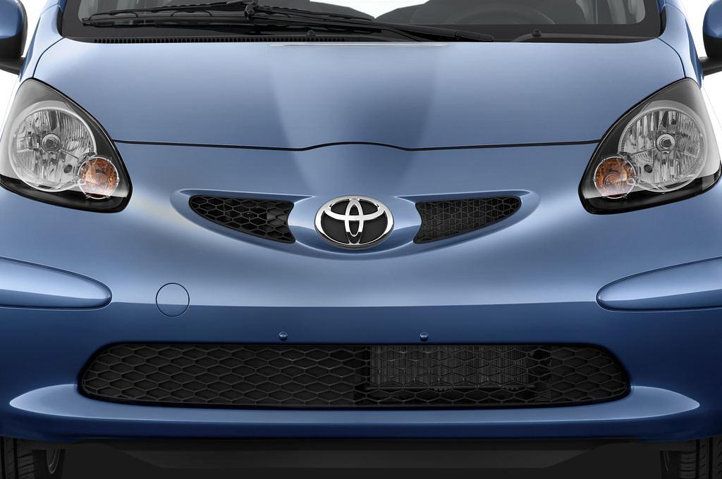 Toyota Aygo (Baujahr 2009) + 5 Türen Kühlergrill und Scheinwerfer