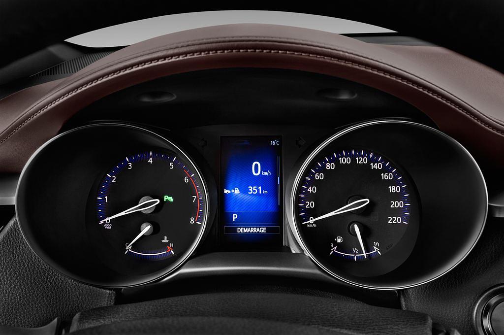 Toyota C-HR (Baujahr 2017) Lounge 5 Türen Tacho und Fahrerinstrumente