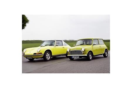 Forever young: Der classic Mini gratuliert dem Porsche 911 zum 50. Geburtstag