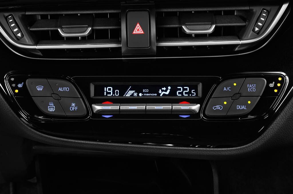 Toyota C-HR (Baujahr 2017) Lounge 5 Türen Temperatur und Klimaanlage