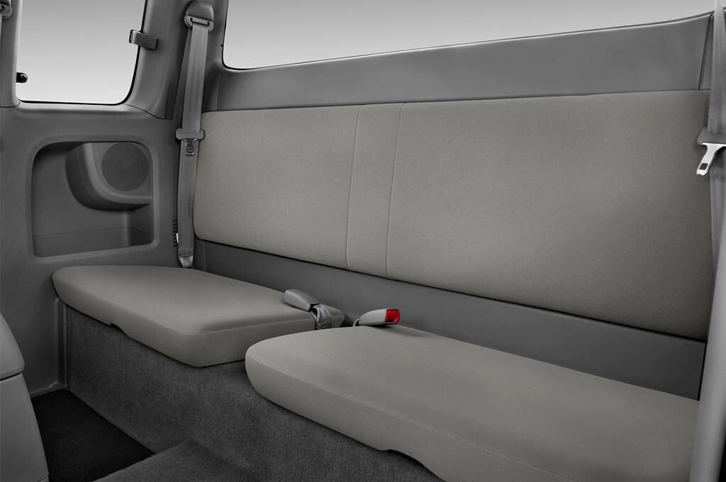 Toyota Hilux (Baujahr 2010) - 2 Türen Rücksitze