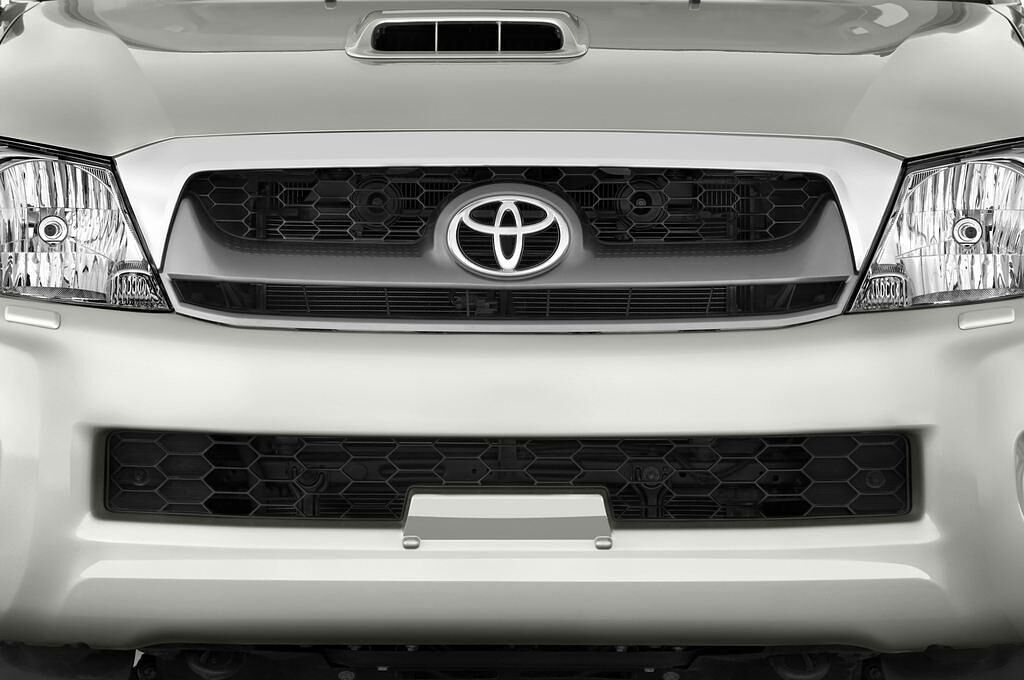 Toyota Hilux (Baujahr 2010) - 4 Türen Kühlergrill und Scheinwerfer