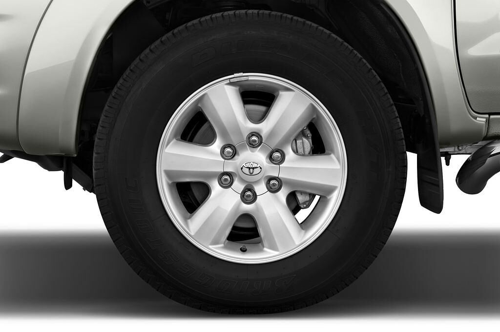 Toyota Hilux (Baujahr 2010) - 4 Türen Reifen und Felge