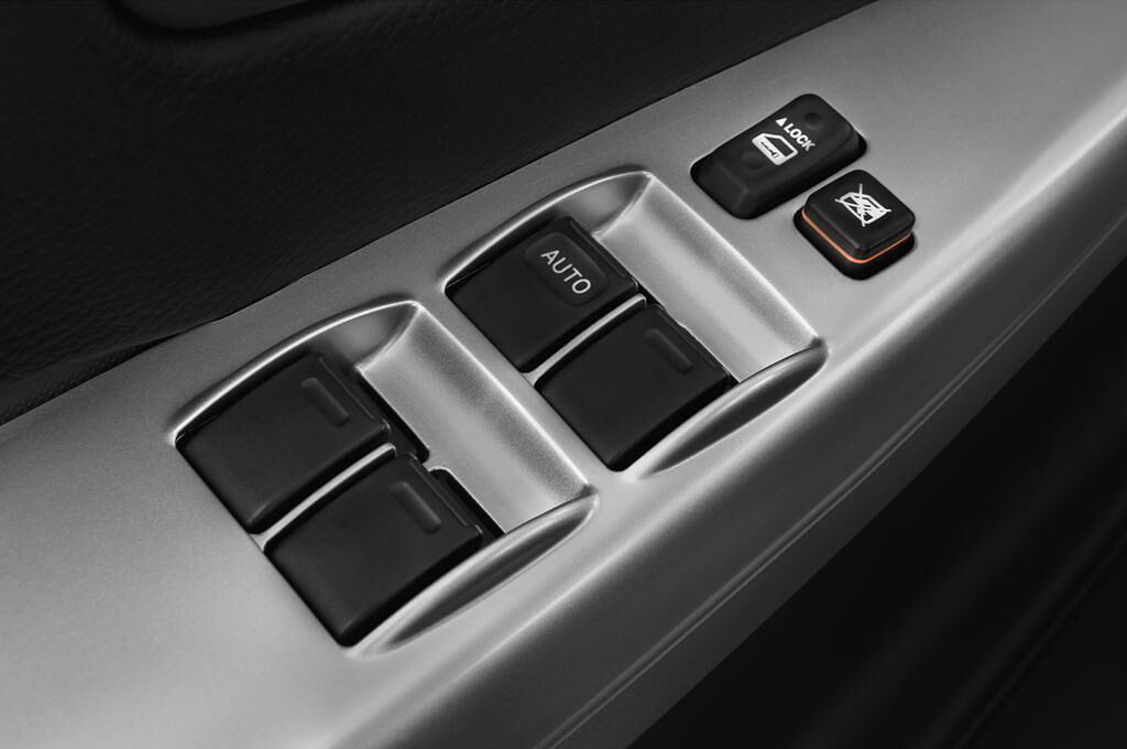 Toyota Hilux (Baujahr 2012) Executive 4 Türen Bedienungselemente Tür
