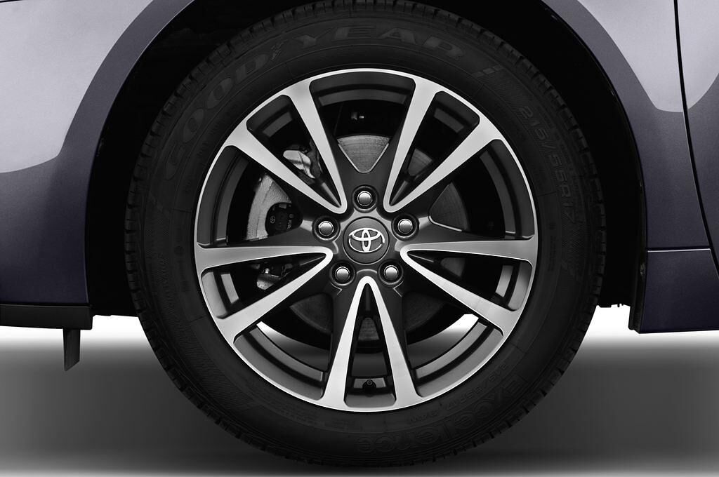 Toyota Avensis (Baujahr 2012) Life 4 Türen Reifen und Felge