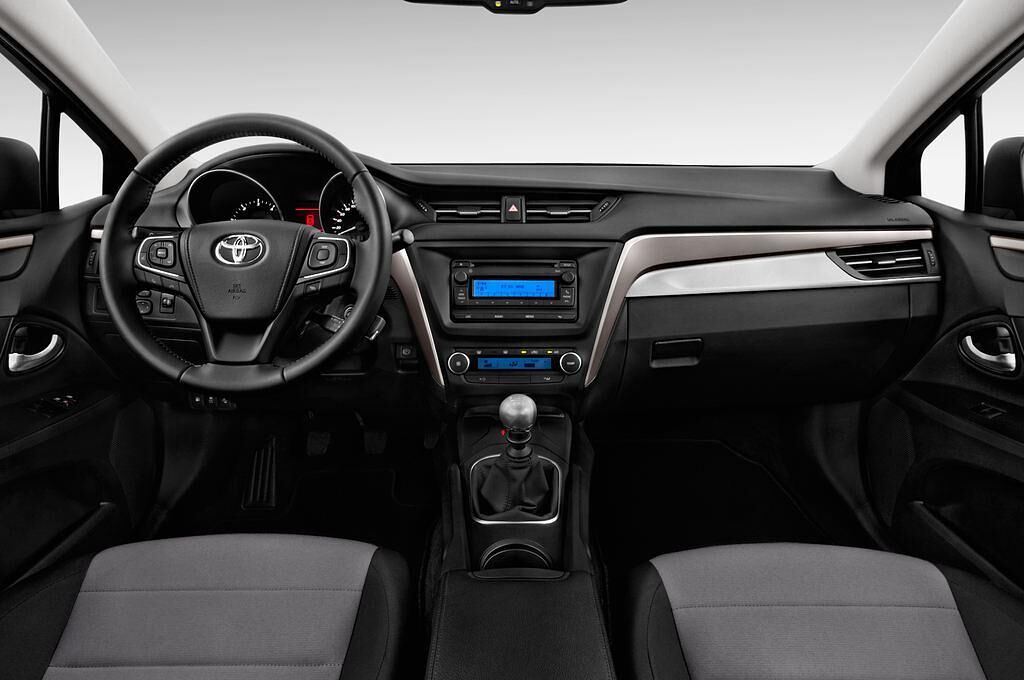 Toyota Avensis (Baujahr 2015) - 4 Türen Cockpit und Innenraum