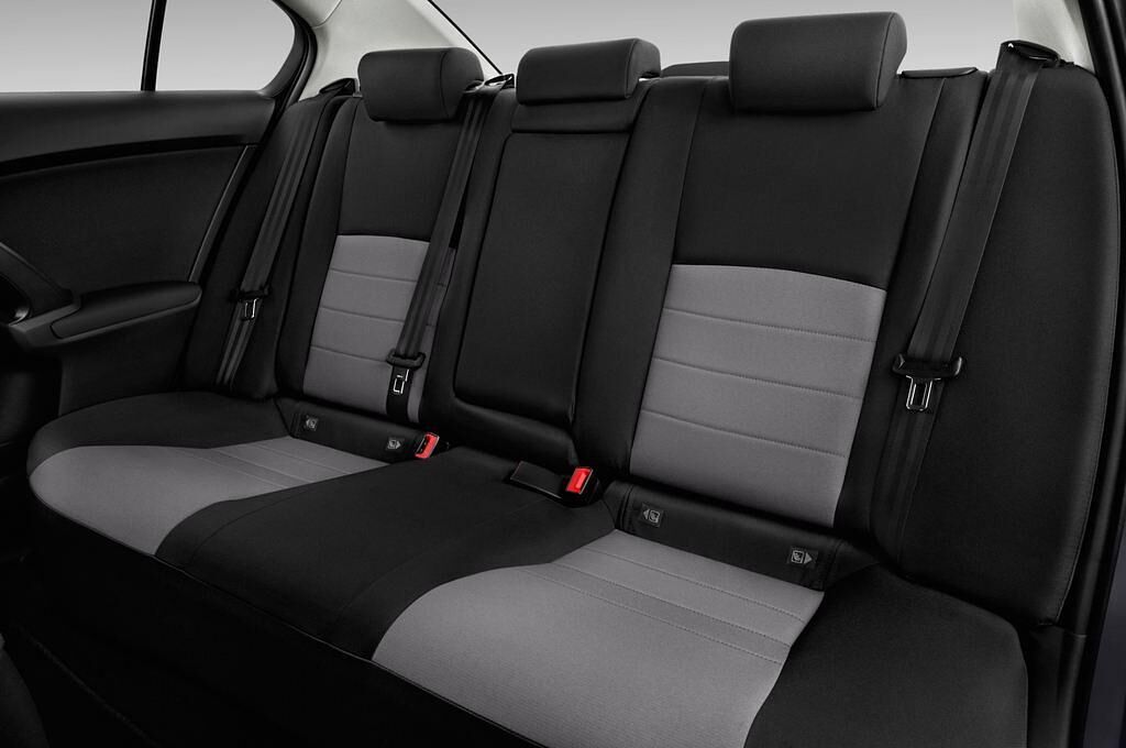Toyota Avensis (Baujahr 2015) - 4 Türen Rücksitze