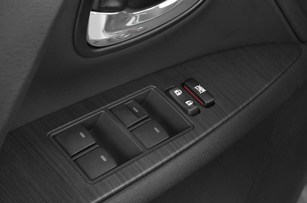 Toyota Avensis (Baujahr 2009) Executive 5 Türen Bedienungselemente Tür