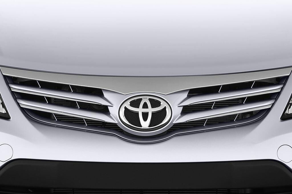 Toyota Avensis (Baujahr 2012) Style 5 Türen Kühlergrill und Scheinwerfer