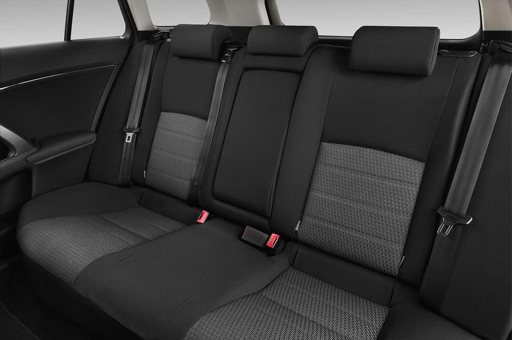 Toyota Avensis (Baujahr 2012) Style 5 Türen Rücksitze