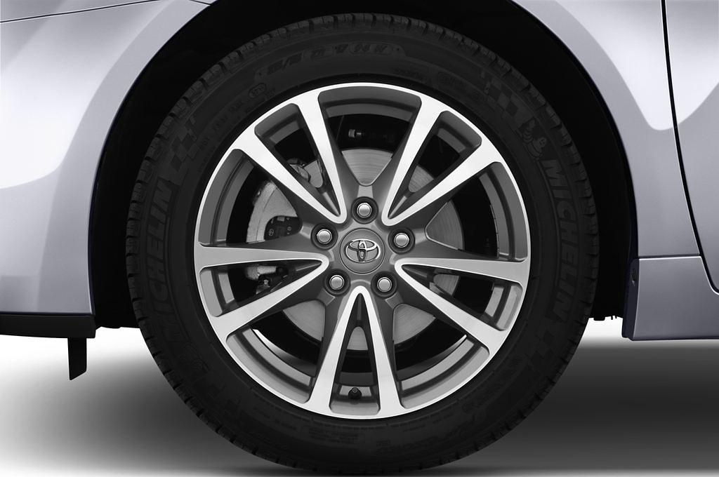Toyota Avensis (Baujahr 2012) Style 5 Türen Reifen und Felge