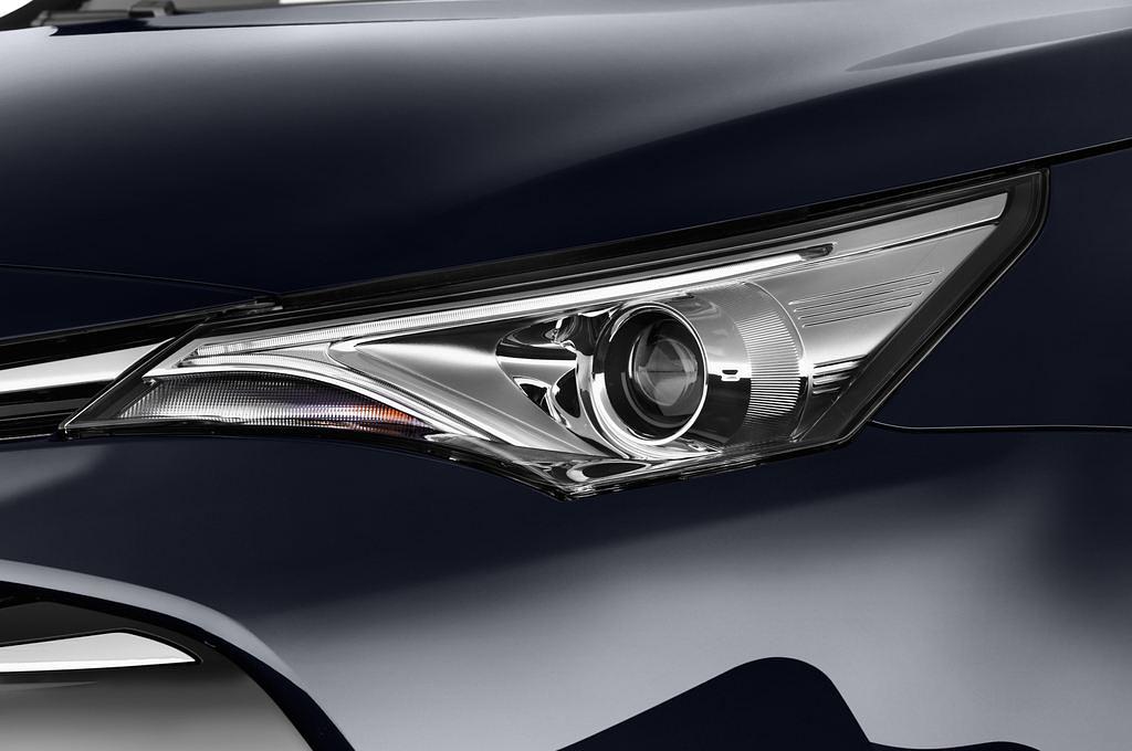 Toyota Avensis (Baujahr 2015) Business Edtion 5 Türen Scheinwerfer