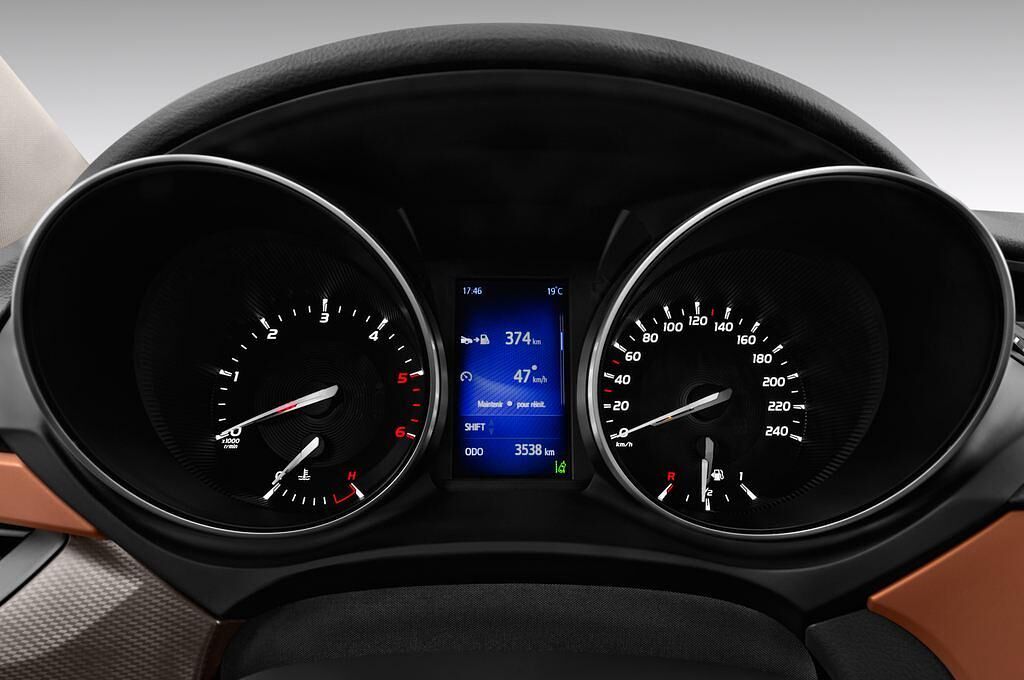 Toyota Avensis (Baujahr 2015) Business Edtion 5 Türen Tacho und Fahrerinstrumente