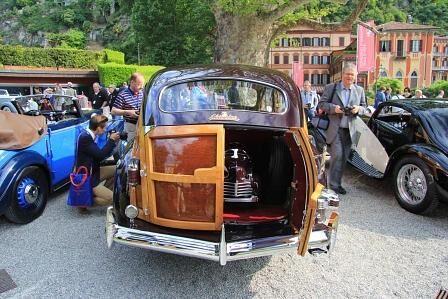 Concorso d'Eleganza 2012: Chrysler Town  Country (1941) mit Miniausgabe im Heck.