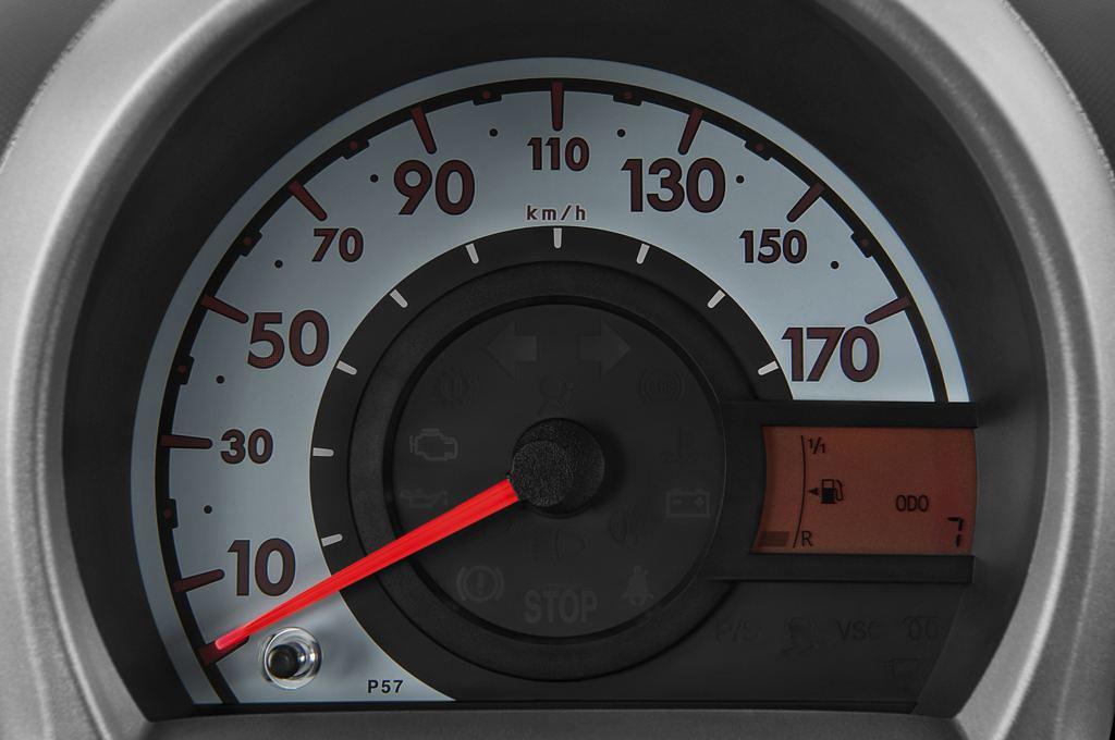 Toyota Aygo (Baujahr 2010) base 3 Türen Tacho und Fahrerinstrumente