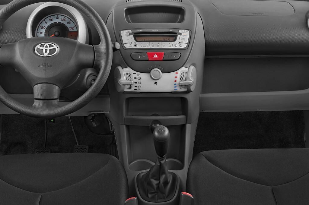 Toyota Aygo (Baujahr 2010) base 3 Türen Mittelkonsole
