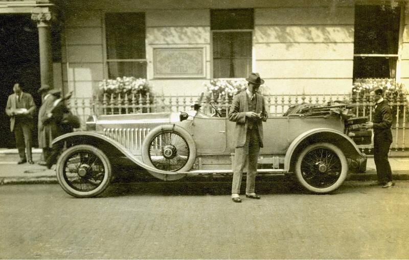 Ein historisches Bild: James Radley vor dem Brown\\\'s Hotel in London im Mai 1913