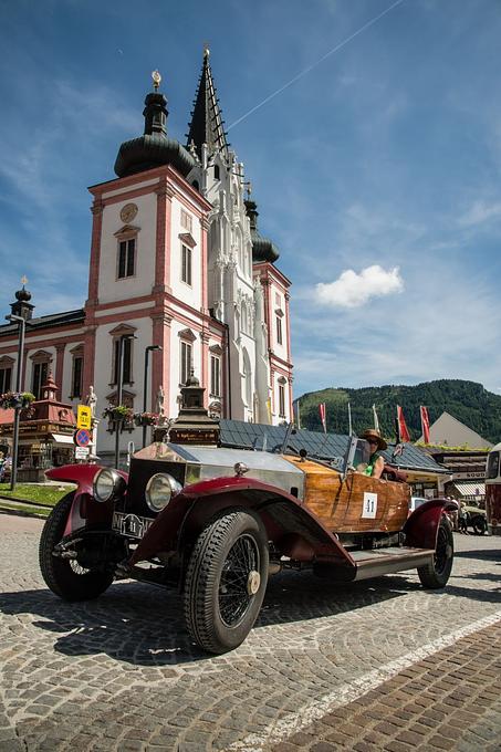 Ein Rolls Royce Silver Ghost vor der Basilika in Maria Zell