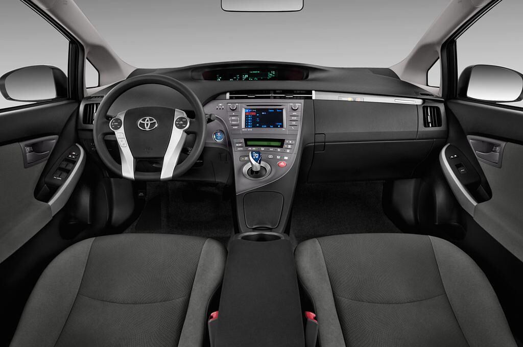 Toyota Prius Plug-In Hybrid (Baujahr 2012) Life 5 Türen Cockpit und Innenraum