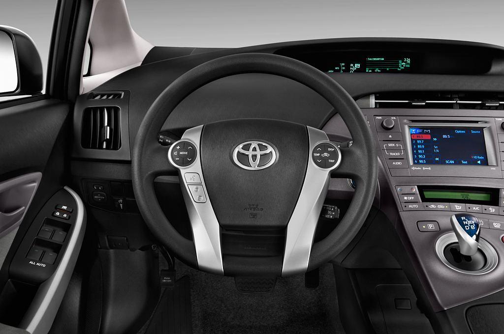 Toyota Prius Plug-In Hybrid (Baujahr 2012) Life 5 Türen Lenkrad
