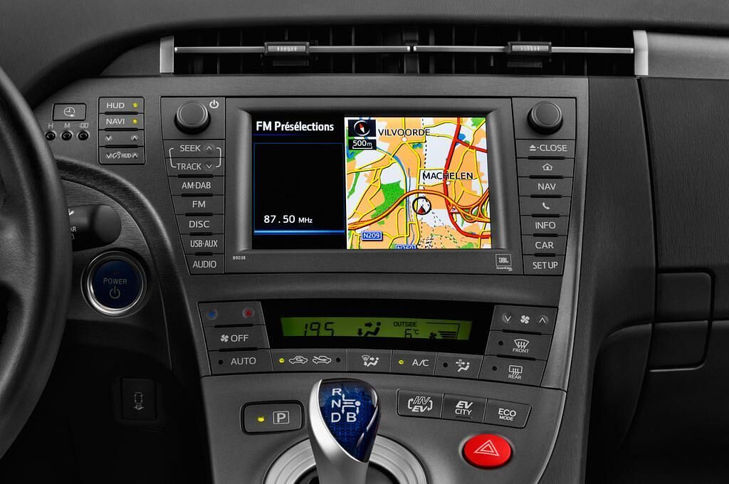 Toyota Prius Plug-In Hybrid (Baujahr 2015) TEC - Edition 5 Türen Mittelkonsole