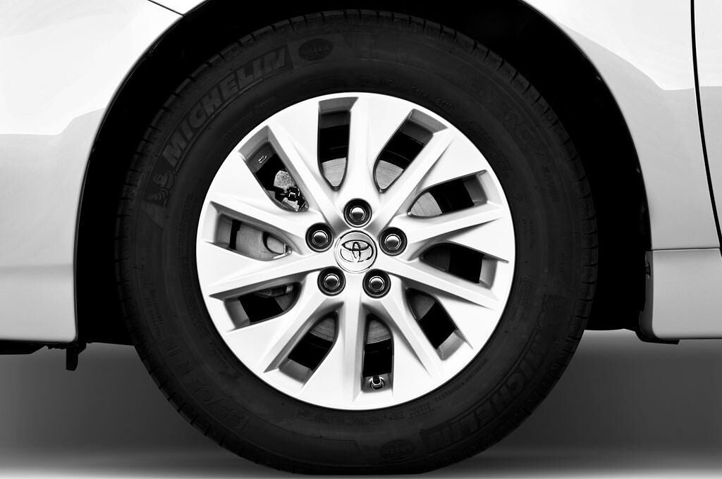 Toyota Prius Plug-In Hybrid (Baujahr 2015) TEC - Edition 5 Türen Reifen und Felge
