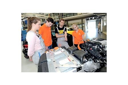 Jugendliche IdeenExpo-Botschafter besuchen Volkswagen