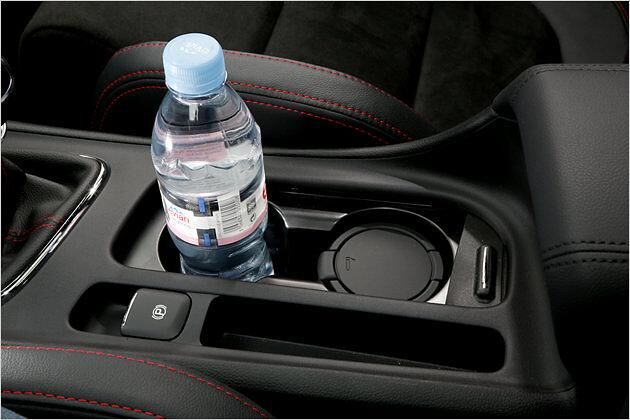 Rote Ziernähte sollen die sportliche Note untermauern, die elektrische Parkbremse ist GT-Standard