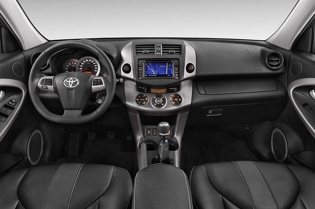 Toyota RAV4 (Baujahr 2012) Life 5 Türen Cockpit und Innenraum