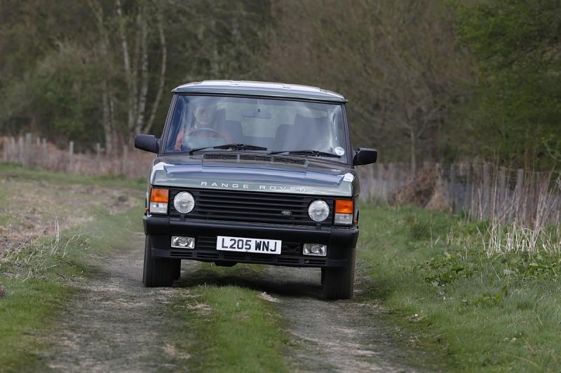 Die Front hat das typische Range-Rover-Antlitz