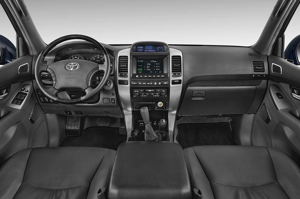 Toyota Landcruiser (Baujahr 2010) Life 5 Türen Cockpit und Innenraum