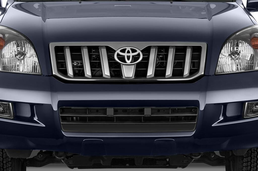 Toyota Landcruiser (Baujahr 2010) Life 5 Türen Kühlergrill und Scheinwerfer