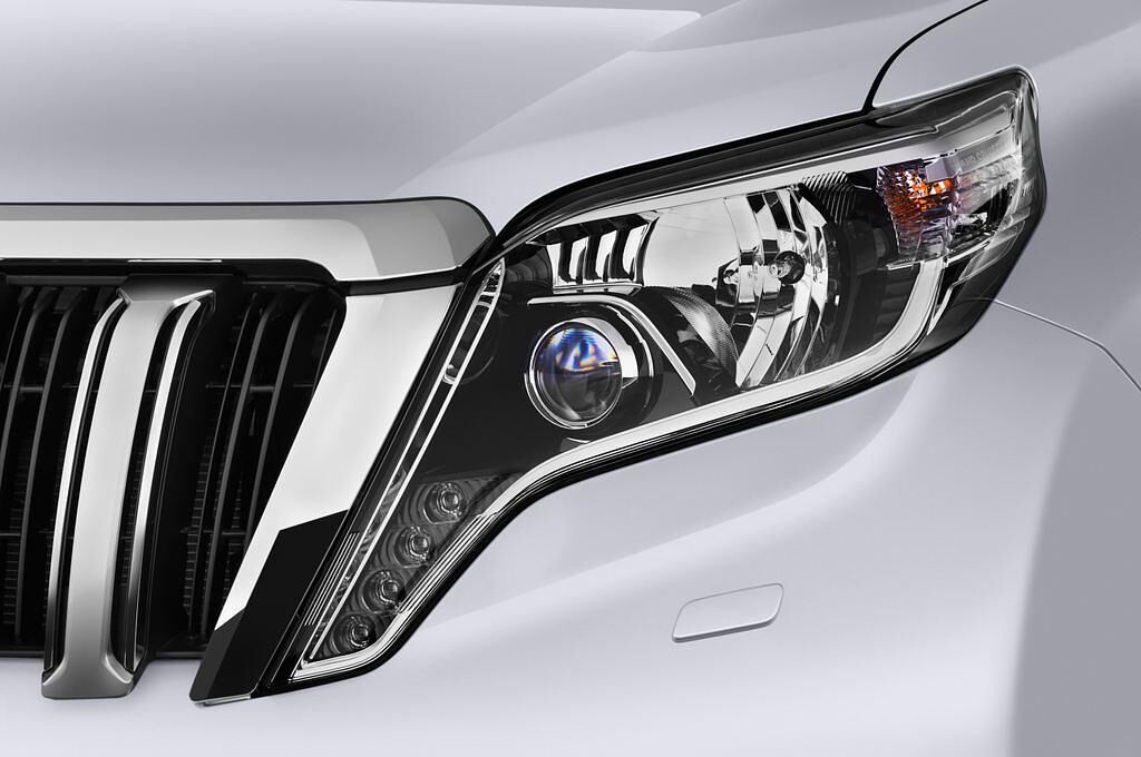 Toyota Landcruiser (Baujahr 2013) EXECUTIVE 5 Türen Scheinwerfer