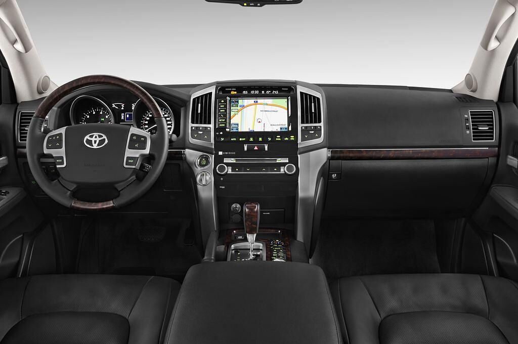 Toyota Landcruiser V8 (Baujahr 2012) - 5 Türen Cockpit und Innenraum