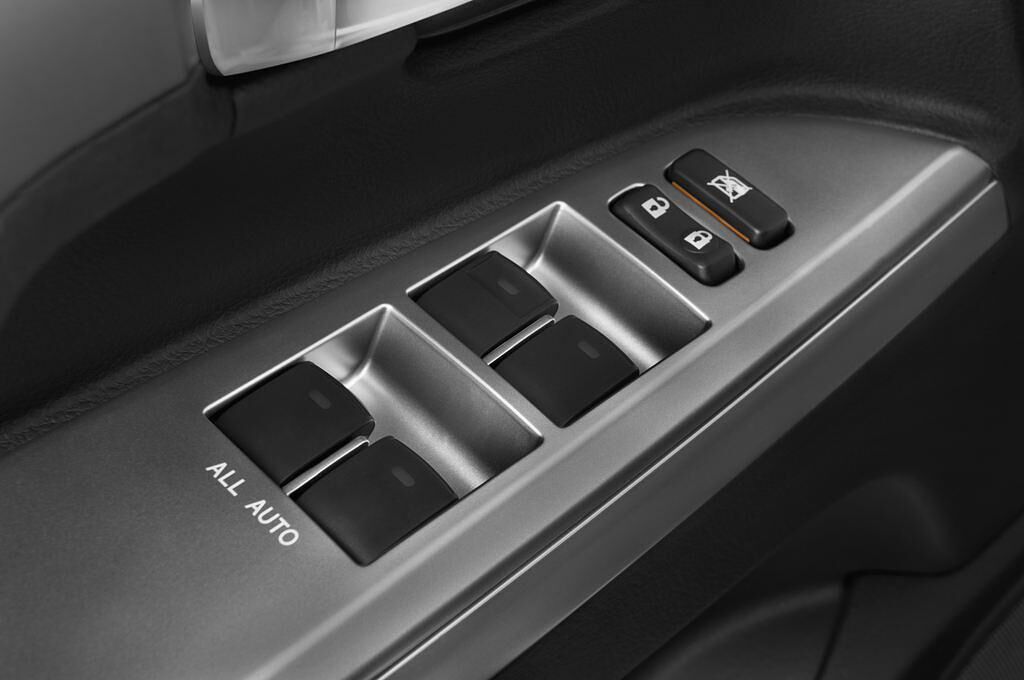 Toyota Landcruiser V8 (Baujahr 2012) - 5 Türen Bedienungselemente Tür