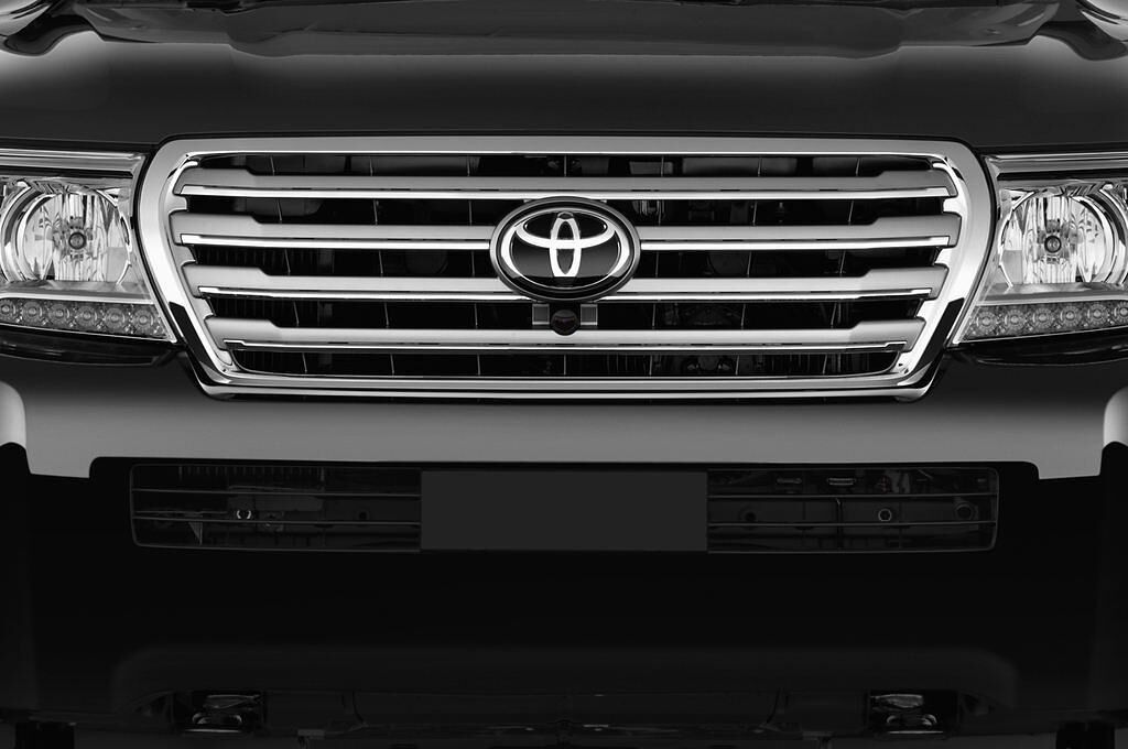 Toyota Landcruiser V8 (Baujahr 2012) - 5 Türen Kühlergrill und Scheinwerfer