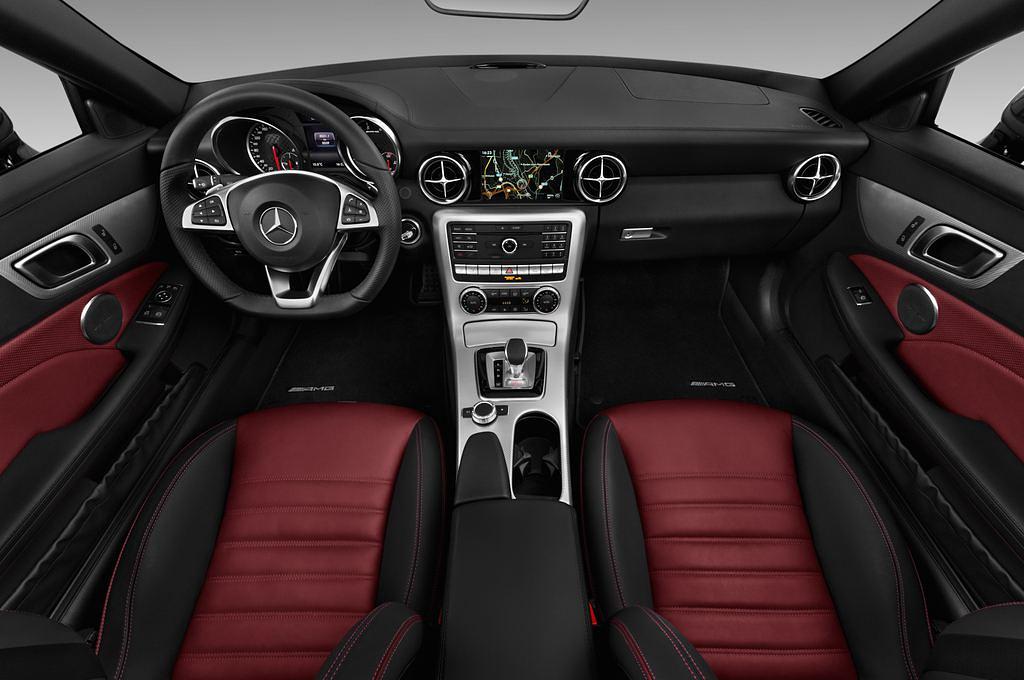 Mercedes SLC (Baujahr 2017) AMG 2 Türen Cockpit und Innenraum