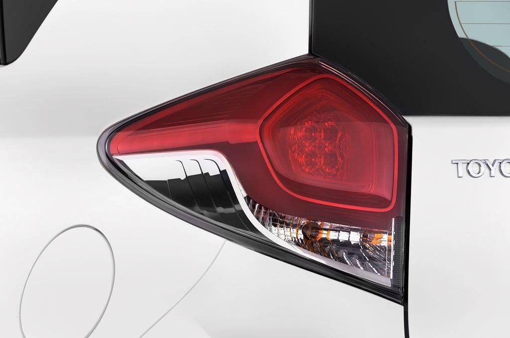 Toyota Verso-S (Baujahr 2014) 1,33-L-Dual-Vvt Club 5 Türen Rücklicht